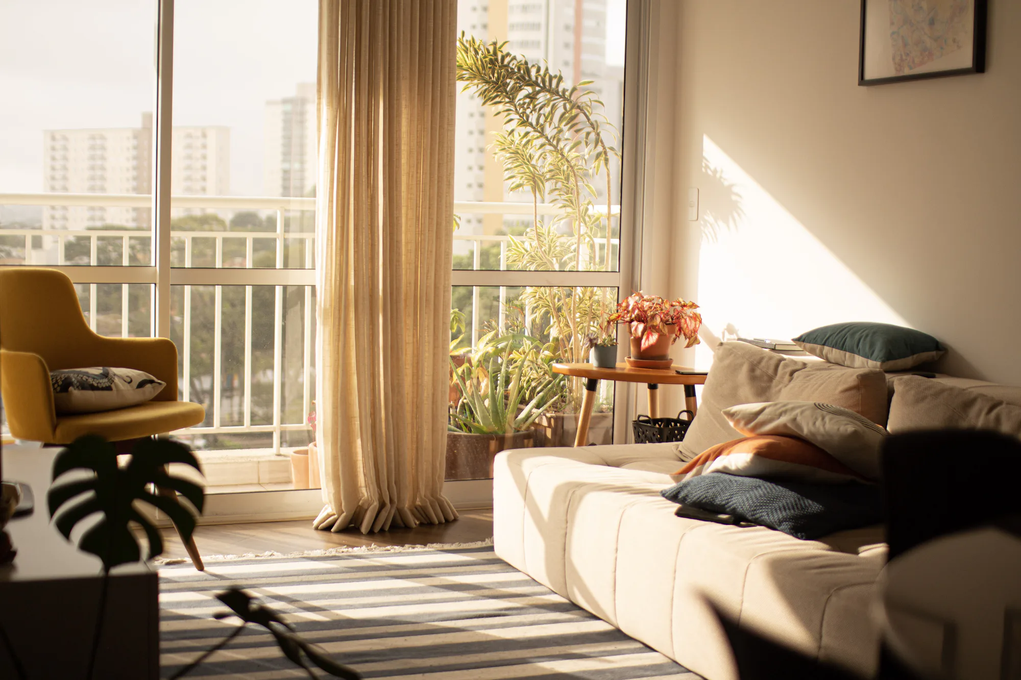 Salón de una vivienda reformada lista para alquilar