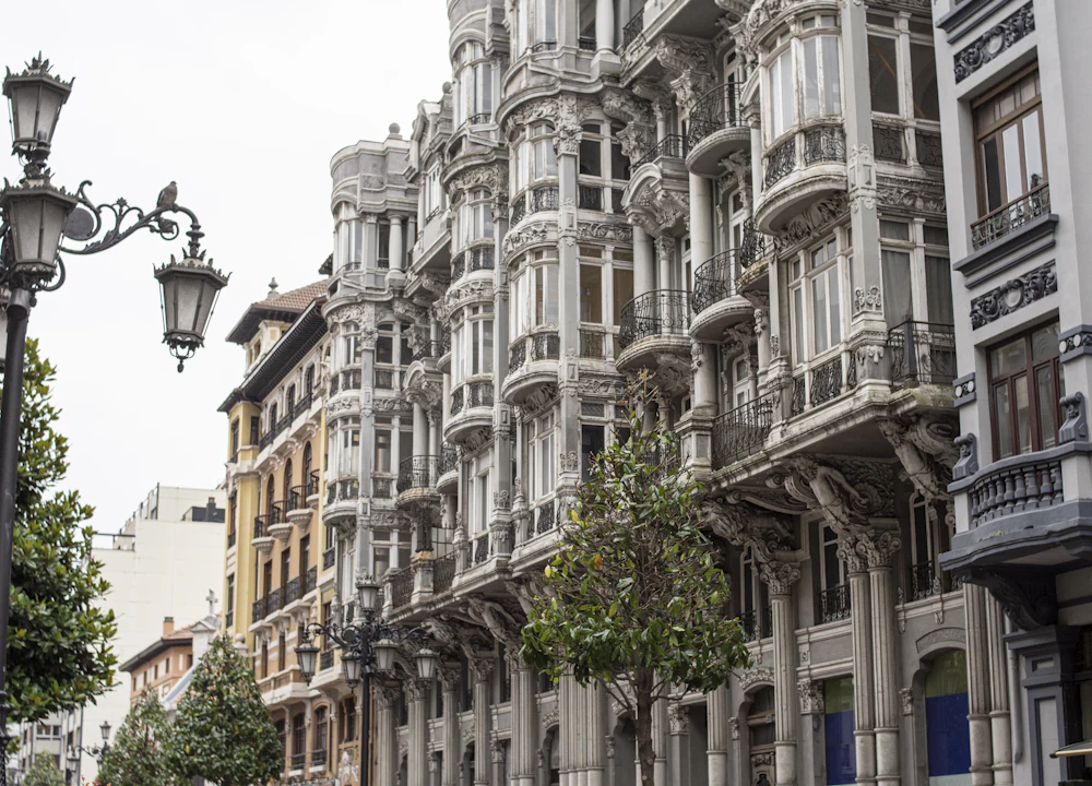 Fachadas de una calle residencial