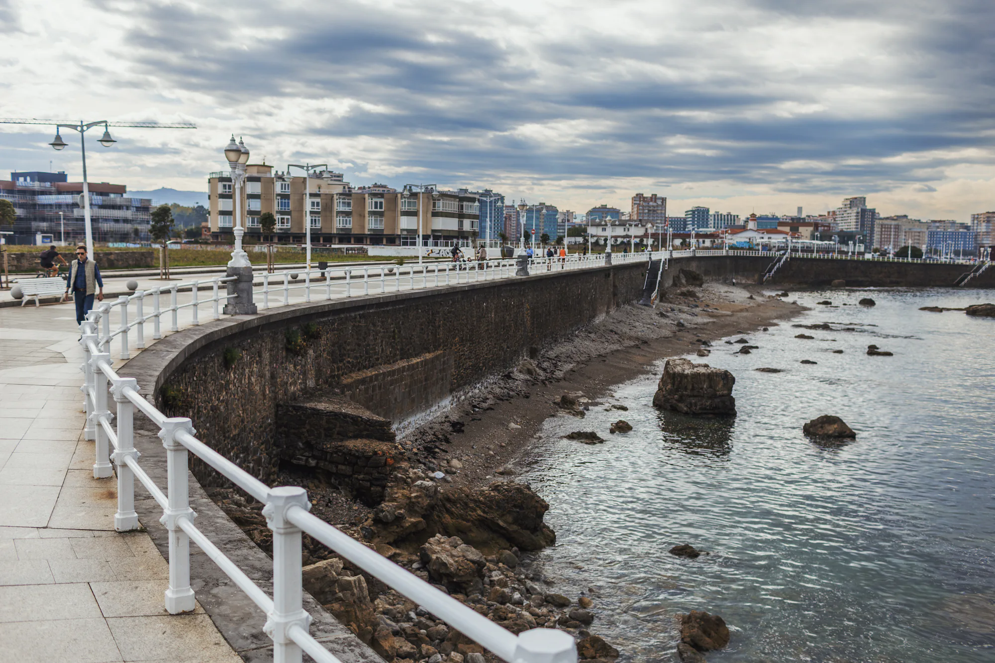 Vista de Gijón desde el puerto, con los edificios del paseo