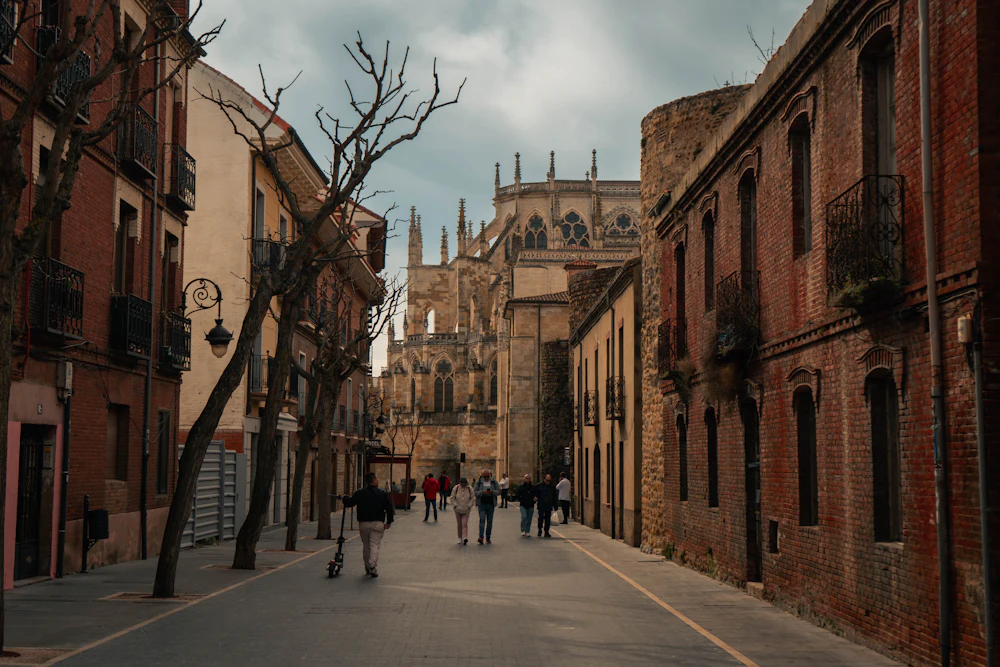 Calle hacia la catedral de León, España